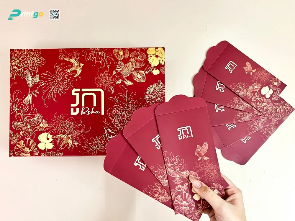 Hộp đựng quà tết nhà hàng Roka không thể thiếu lì xì đỏ