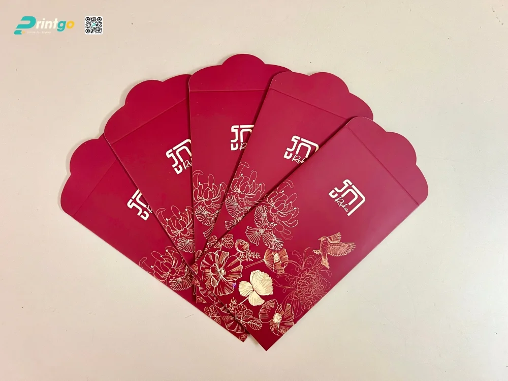 Hộp đựng quà tết nhà hàng Roka không thể thiếu lì xì đỏ