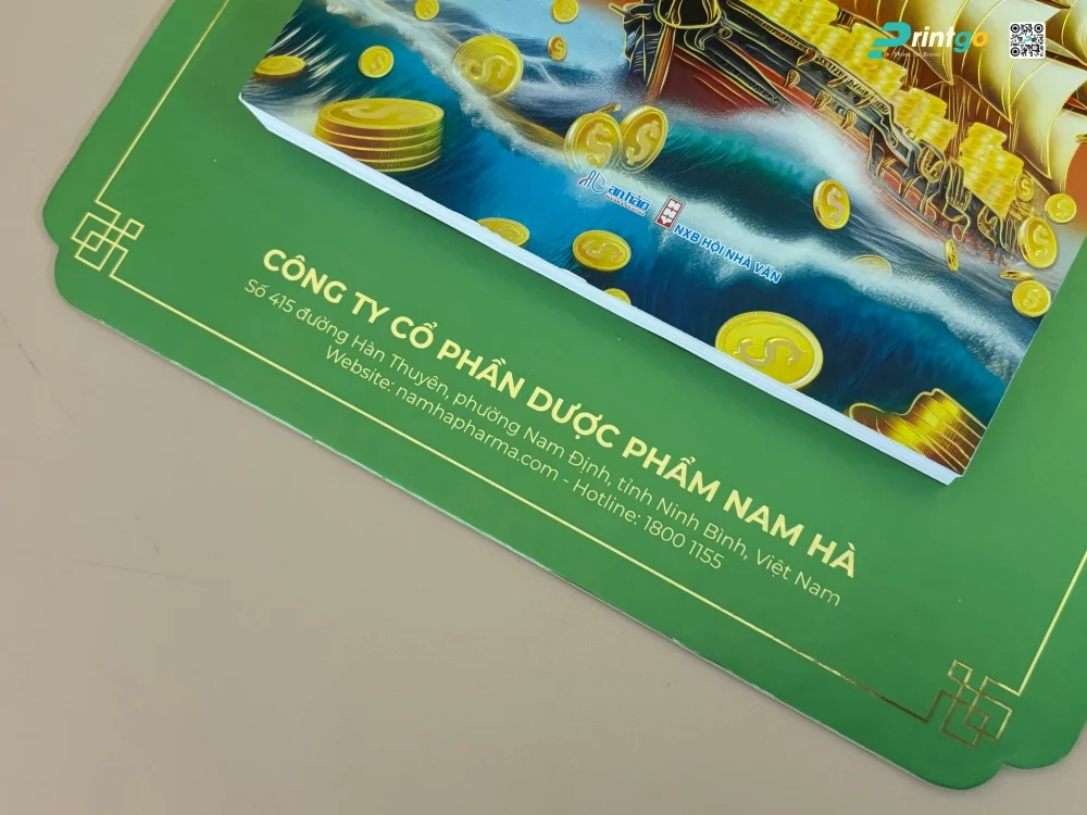 Thông tin thương hiệu được thể hiện nổi bật trên khánh lịch