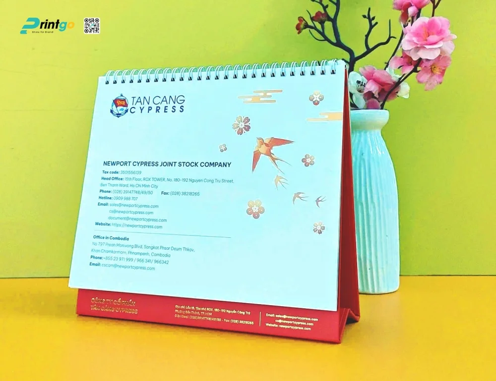 Lịch để bàn vận tải Tân Cảng Cypress với trang thông tin về thương hiệu