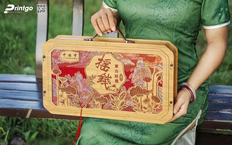 Mẫu hộp quà tết bằng gỗ có quai xách độc đáo