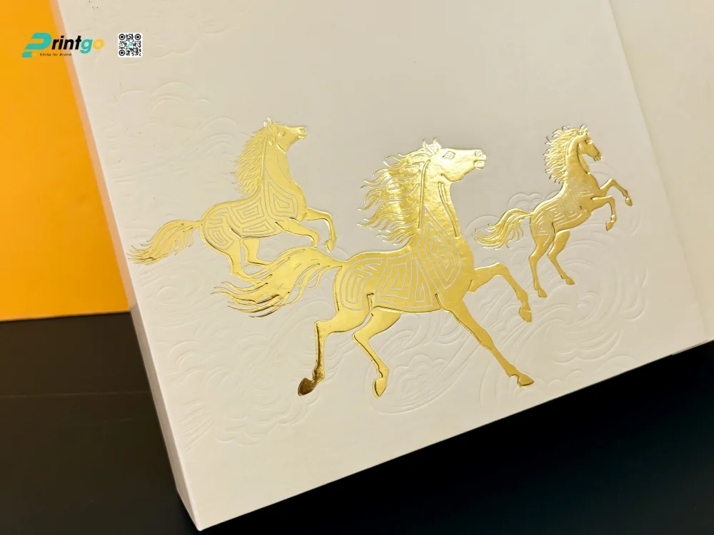 Hộp đựng quà tết Vân Dao sử dụng gia công thúc nổi
