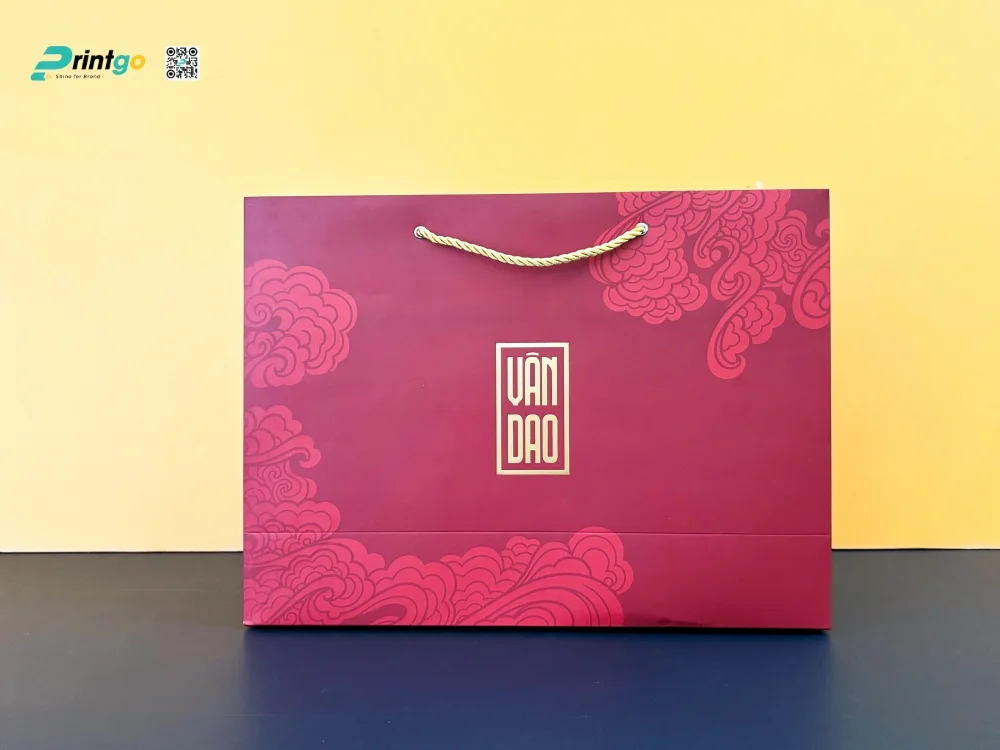 Hộp đựng quà tết Vân Dao với túi giấy được thiết kế đồng bộ