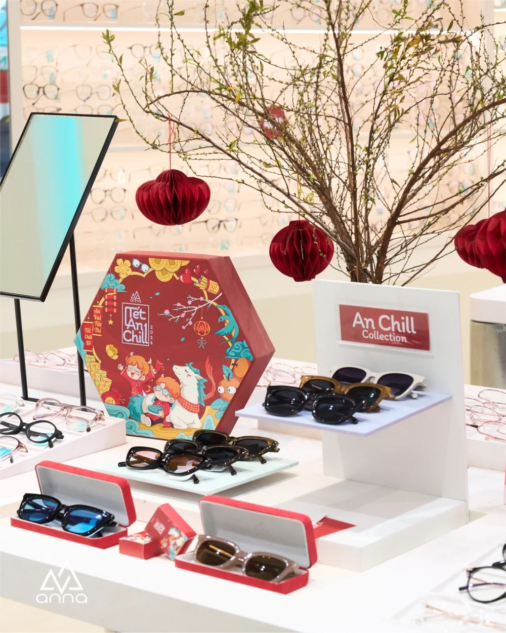 Hộp đựng quà tết kính mắt Anna được đặt tại các cửa hàng trong hệ thống