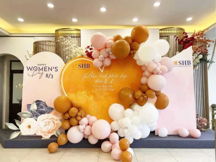 69+ mẫu backdrop 8/3 đẹp, ấn tượng, hợp xu hướng 2026