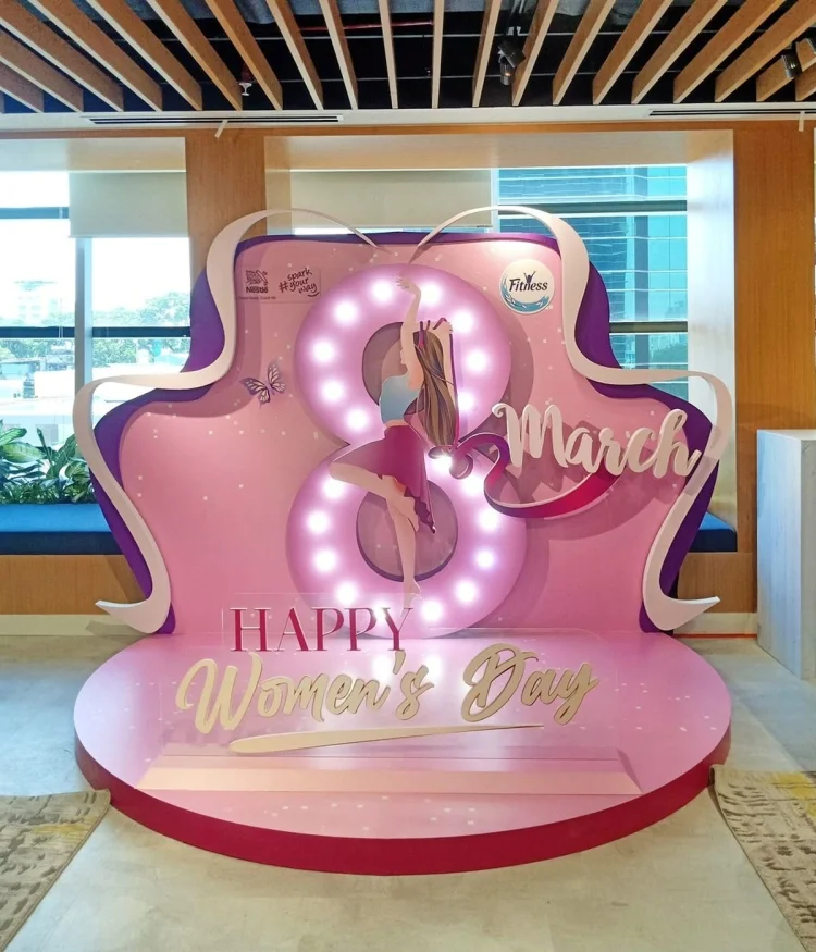 69+ mẫu backdrop 8/3 đẹp, ấn tượng, hợp xu hướng 2026