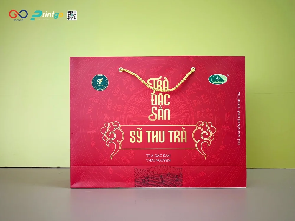 Hộp đựng trà Sỹ Thu Trà không thể thiếu túi giấy đi kèm có thiết kế đồng bộ