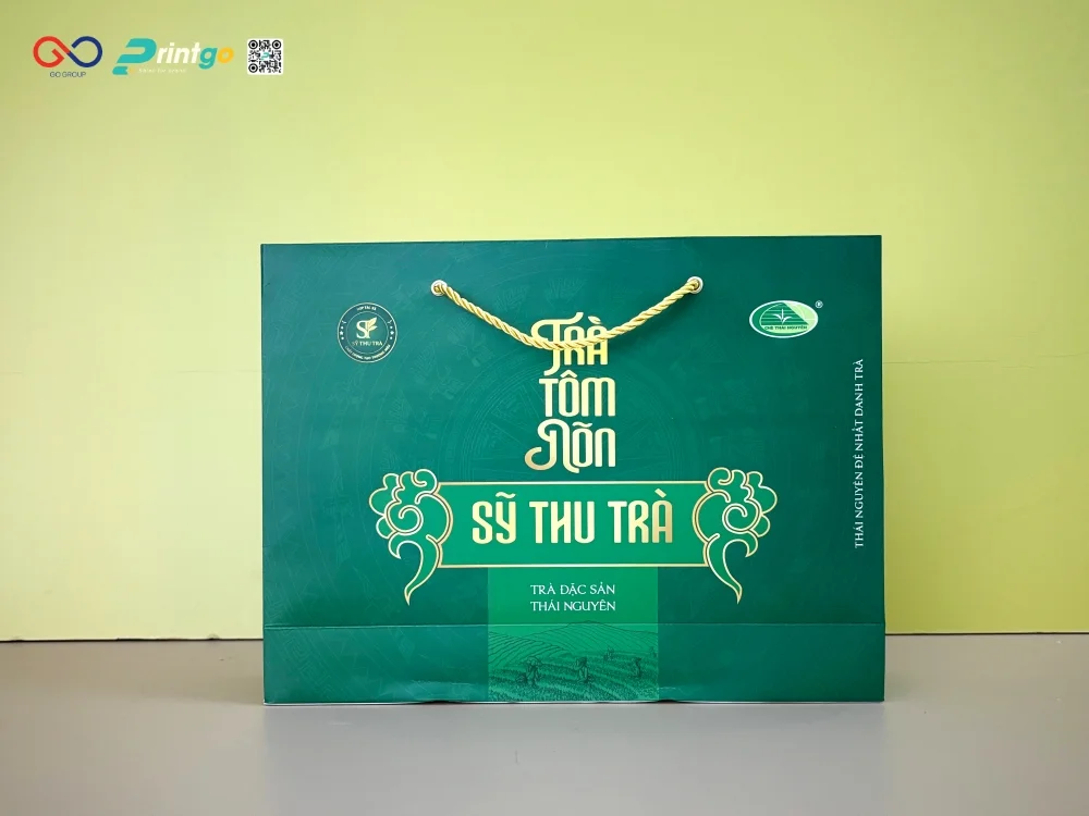Hộp đựng trà Sỹ Thu Trà không thể thiếu túi giấy đi kèm có thiết kế đồng bộ