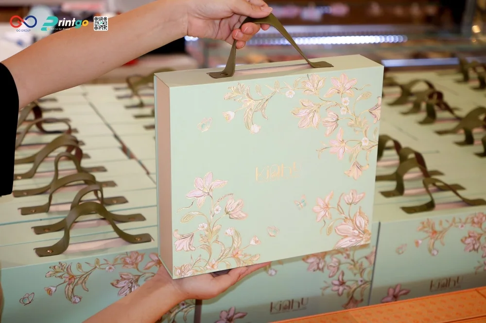 Chất liệu giấy couche giúp hình ảnh in sắc nét tạo nổi bật cho hộp bánh trung thu của Kim Như Bakery