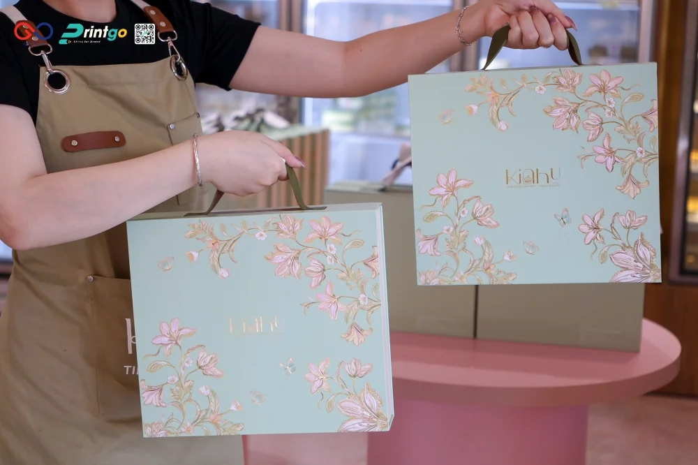 Hộp bánh trung thu của Kim Như Bakery nổi bật trên kệ hàng