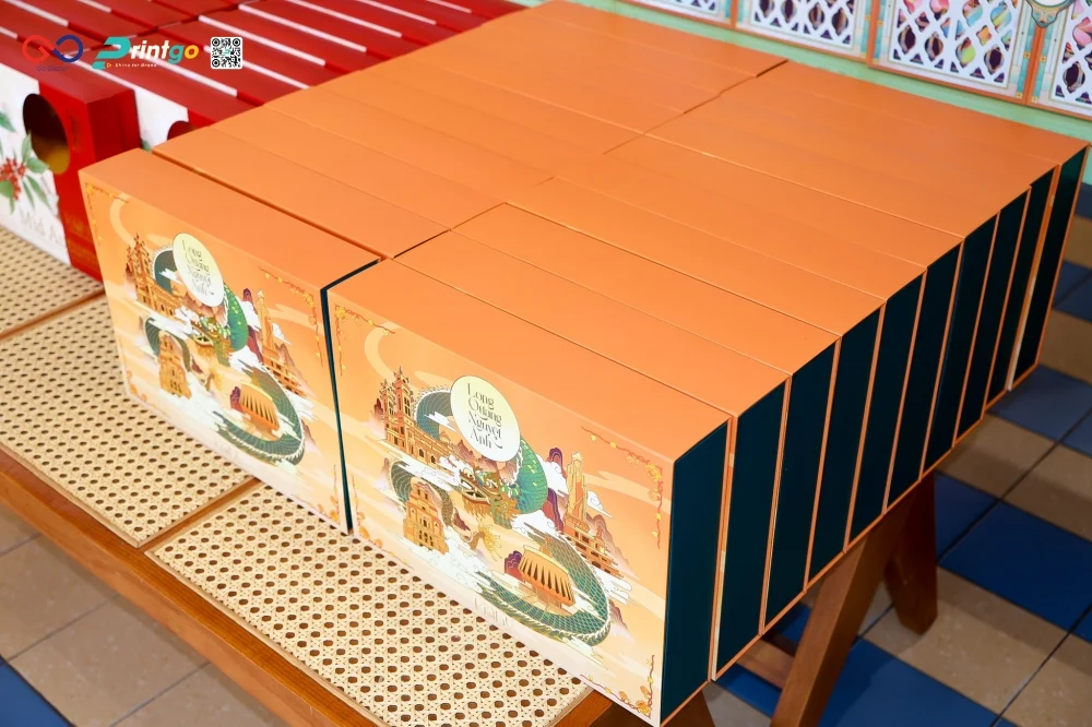 Hộp bánh trung thu của Kim Như Bakery nổi bật trên kệ hàng