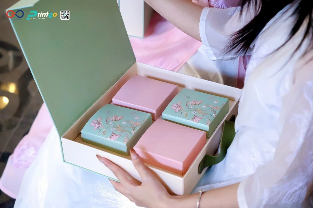 Hộp bánh trung thu Kim Như Bakery nổi bật với sắc hồng xanh mint