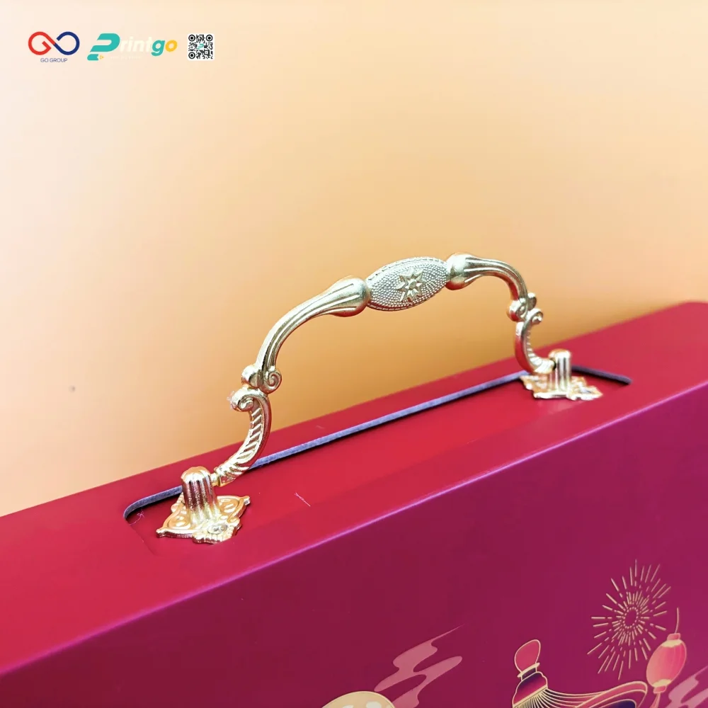 Tay cầm kim loại mạ vàng tạo nên sự sang trọng cho hộp bánh trung thu 