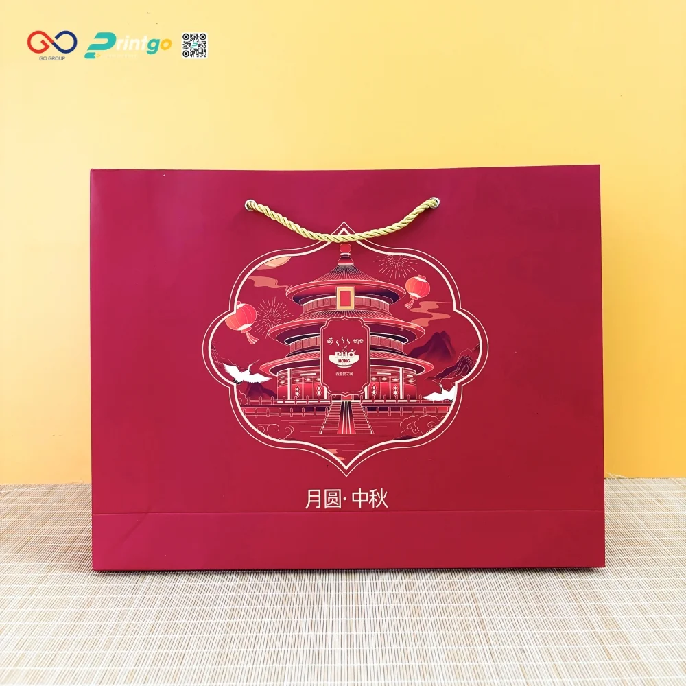 Túi giấy đi kèm có cùng thiết kế với hộp bánh trung thu tạo sự đồng bộ