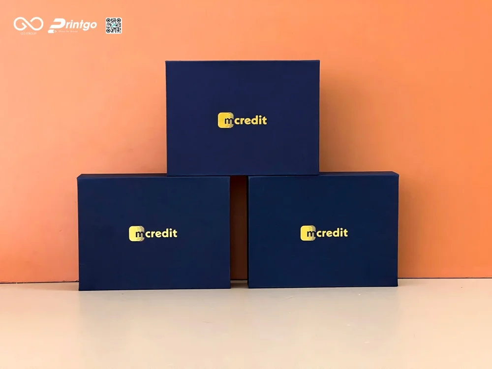 Hộp đựng quà tặng doanh nghiệp cho công ty tài chính Mcredit sử dụng giấy mỹ thuật bồi bên ngoài