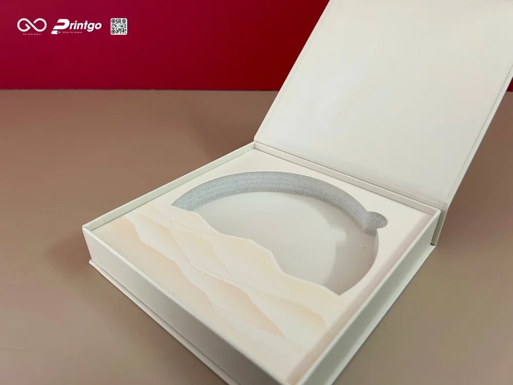 Hộp đựng trà An Trà với khay định hình bằng bọt biển bồi bên trên giấy ivory