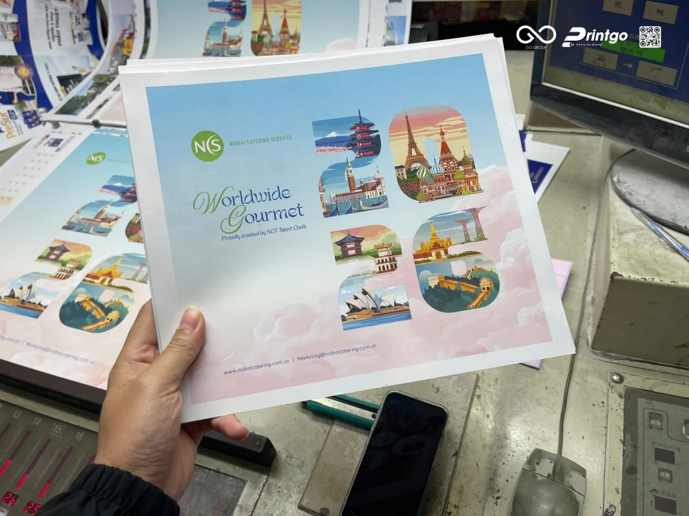 Kiểm tra màu khi in test Proof tại xưởng in Printgo trong dự án lịch tết NCS
