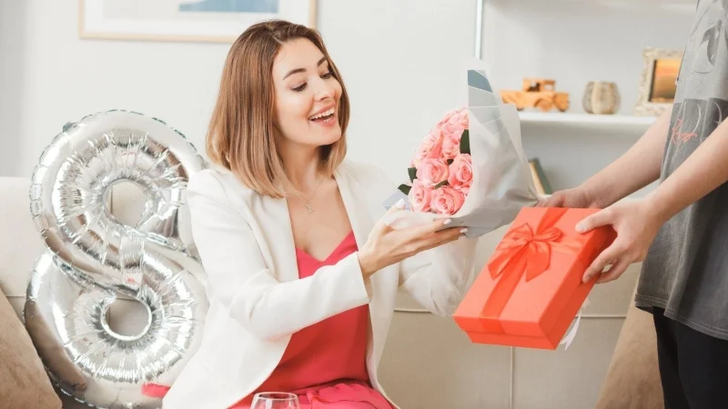 Bí quyết viết lời chúc 8/3 cho sếp nữ phù hợp với từng hoàn cảnh 
