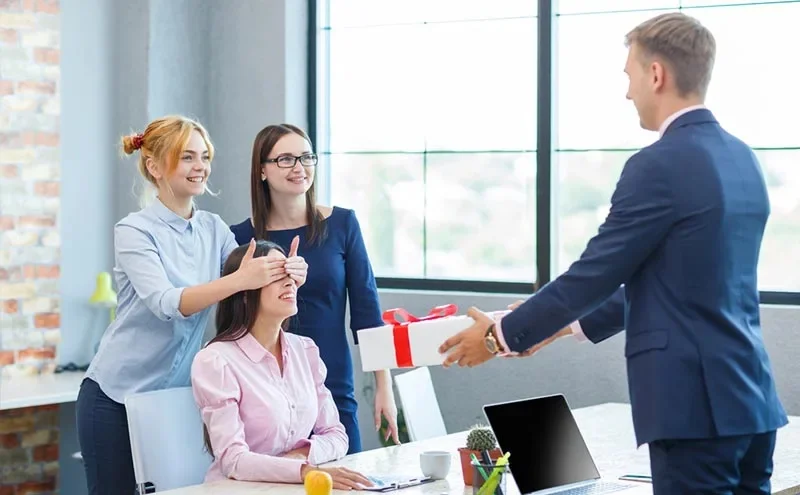 Vì sao cần chuẩn bị lời chúc 8/3 phù hợp môi trường công sở?
