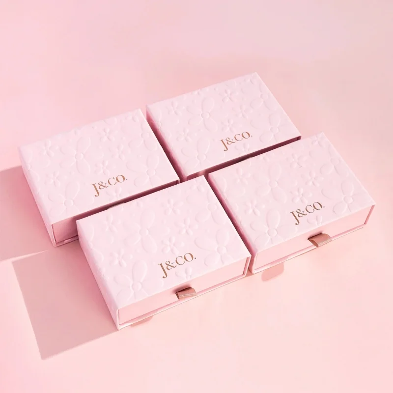 Quà tặng doanh nghiệp 8/3 mang đậm dấu ấn thương hiệu