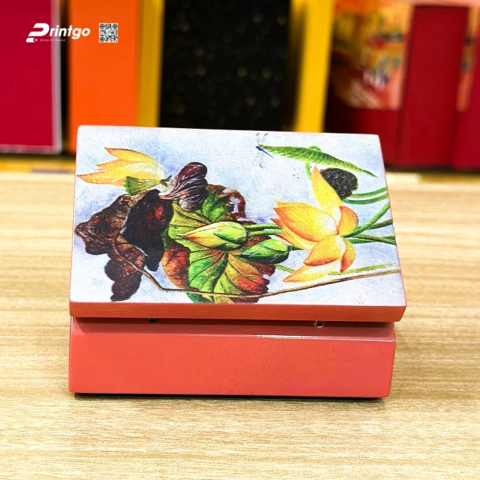 Hộp sơn mài với thiết kế hoa sen