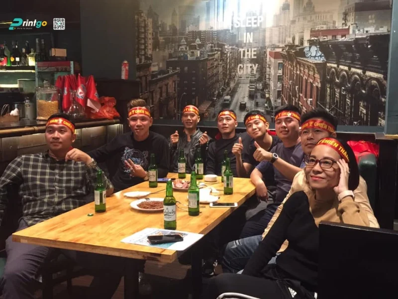 Chuẩn bị hệ thống ấn phẩm Marketing Offline (POSM): đồng phục và phụ kiện