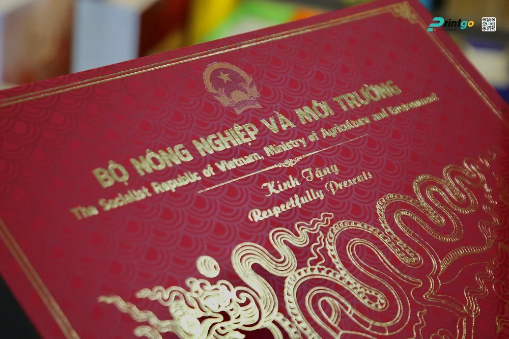 Công nghệ gia công đỉnh cao: Ép nhũ vàng 24k và Phủ UV định hình tương phản