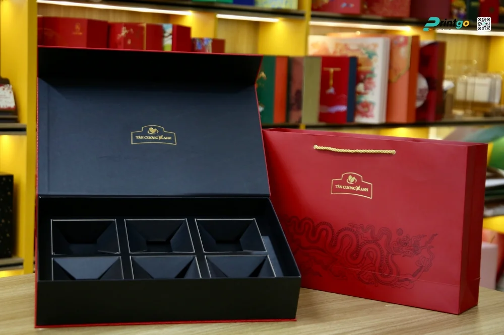 Màu đen Bao phủ toàn bộ mặt trong của nắp hộp và khay định hình