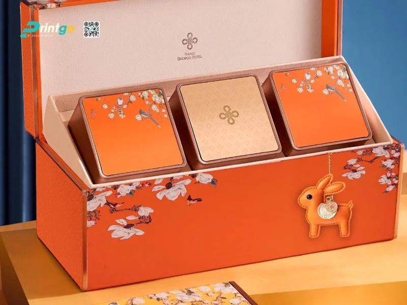 Sự đồng bộ về phong cách được duy trì trong từng hộp bánh bên trong