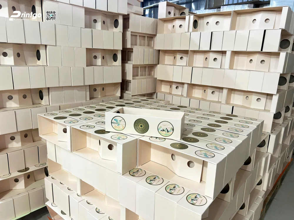Một số hình ảnh trong quá trình sản xuất bst hộp bánh trung thu của Vinpearl 