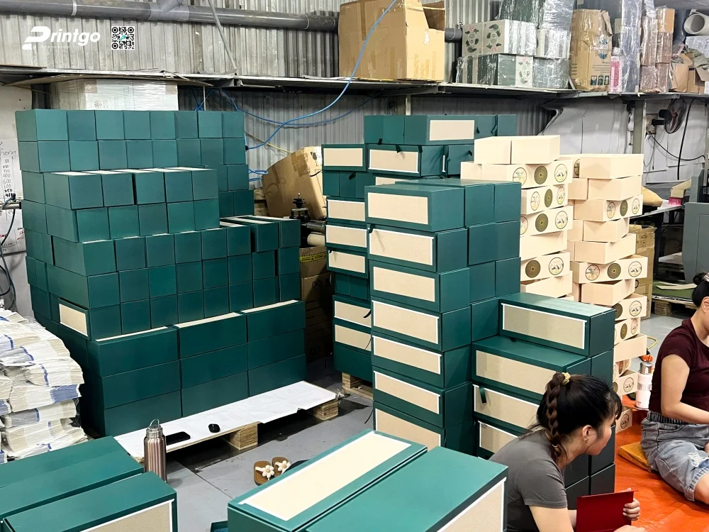 Một số hình ảnh trong quá trình sản xuất bst hộp bánh trung thu của Vinpearl 