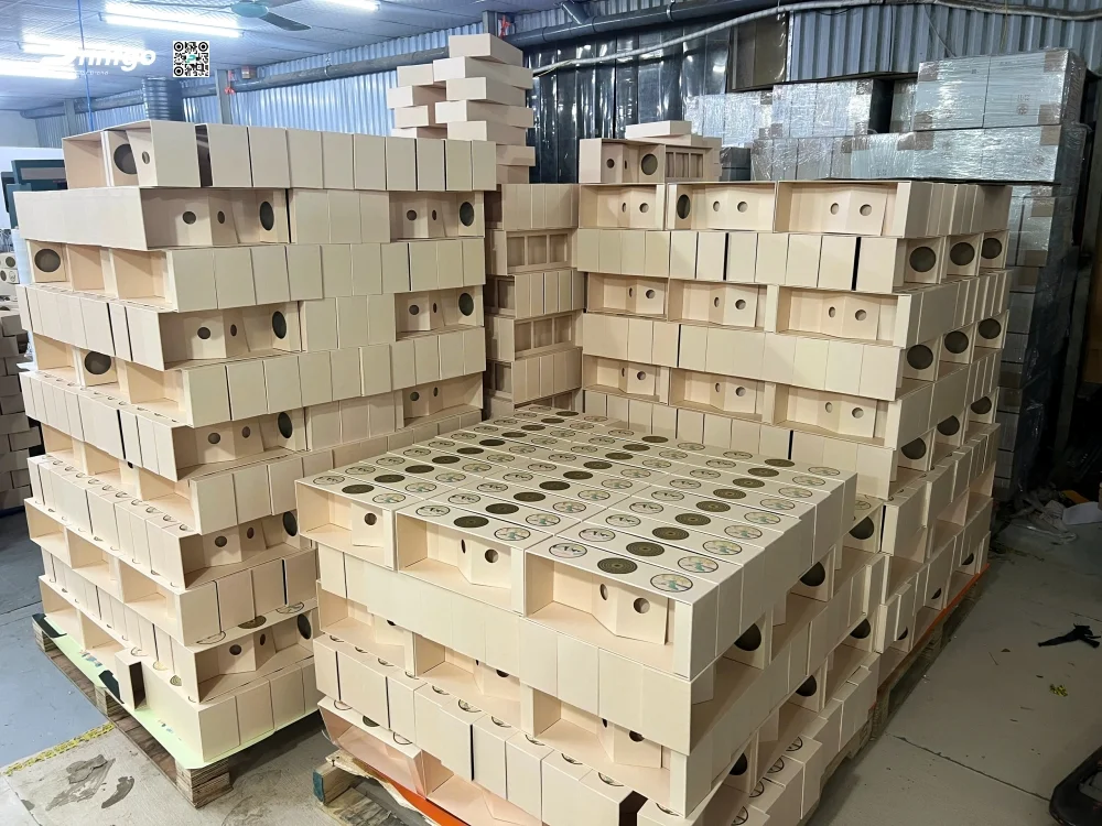 Một số hình ảnh trong quá trình sản xuất bst hộp bánh trung thu của Vinpearl 