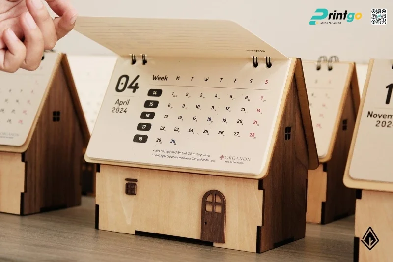 Mẫu lịch Tết thiết kế đặc biệt kết hợp phụ kiện bàn làm việc