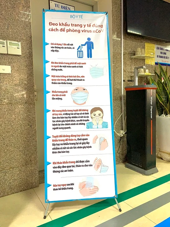 Standee X cường lực 80x200