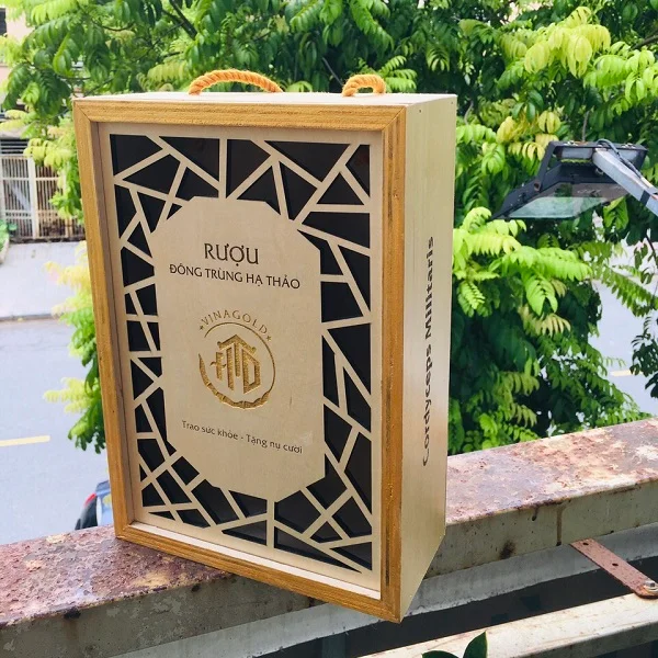 In hộp gỗ đựng rượu 