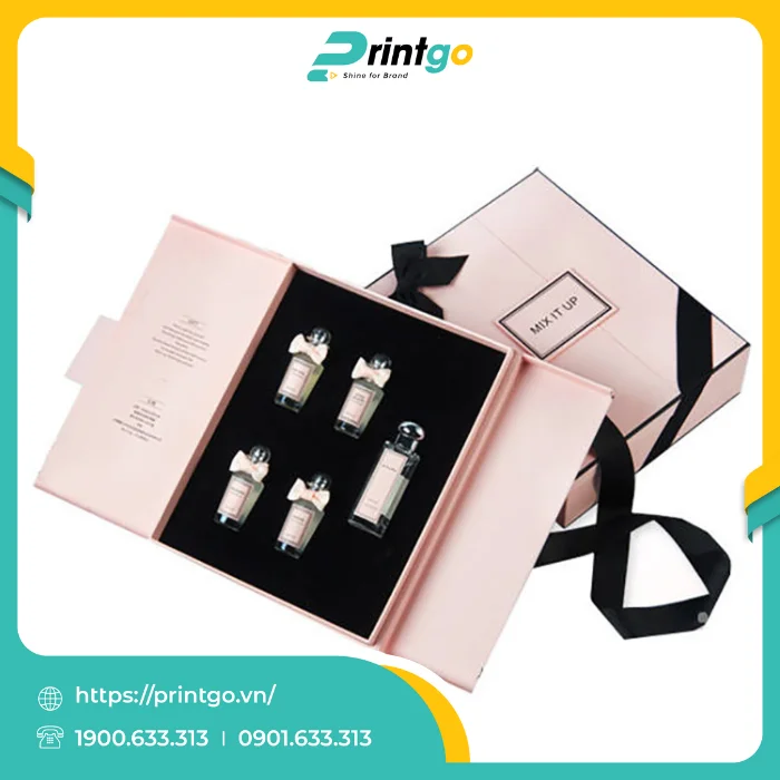 In hộp carton đựng nước hoa cánh bướm mở giữa