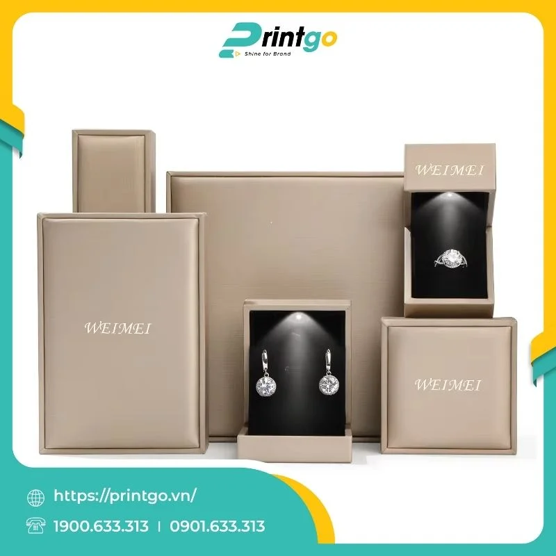 In hộp đựng trang sức bằng da nắp bật có đèn