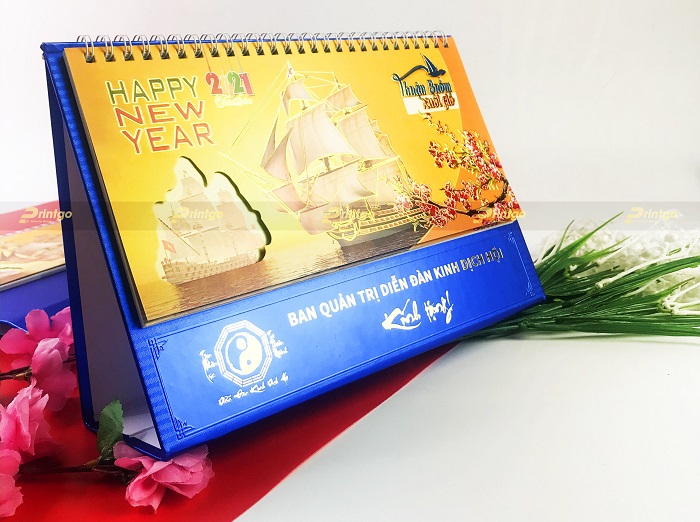 Sự khác biệt giữa lịch để bàn ép kim và không ép kim Sự khác biệt giữa lịch để bàn ép kim và không ép kim