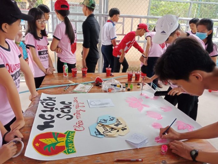 Báo tường là nơi học sinh thỏa sức sáng tạo, biến những ý tưởng cho ngày 20/11 thành những nội dung sinh động Báo tường là nơi học sinh thỏa sức sáng tạo, biến những ý tưởng cho ngày 20/11 thành những nội dung sinh động