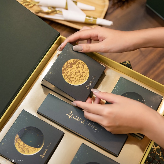 Tìm hiểu hộp bánh trung thu nắp nam châm cao cấp của 24 Cara Tìm hiểu hộp bánh trung thu nắp nam châm cao cấp của 24 Cara