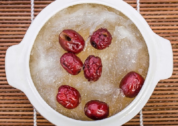 Cách chưng yến với táo đỏ cho bé Cách chưng yến với táo đỏ cho bé