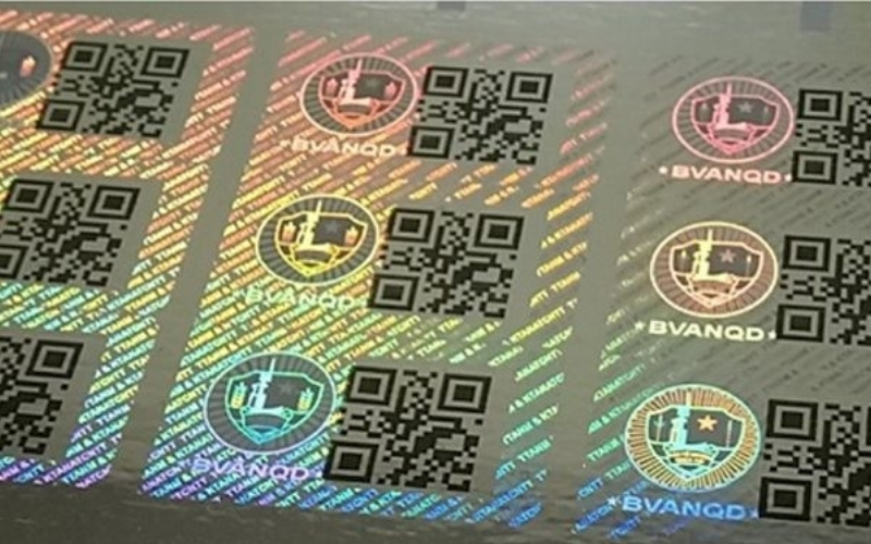 Mẫu tem chống hàng giả Hologram tích hợp QR code/serial Mẫu tem chống hàng giả Hologram tích hợp QR code/serial