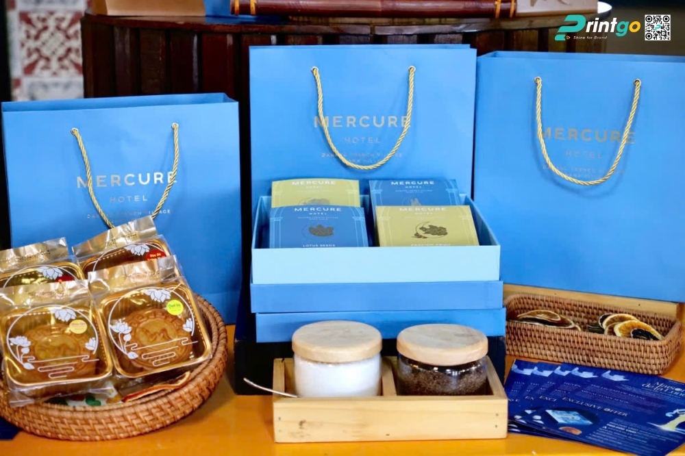 Hộp bánh trung thu Mercure Da Nang: Sự đồng bộ của bộ sản phẩm: hộp con và túi giấy Hộp bánh trung thu Mercure Da Nang: Sự đồng bộ của bộ sản phẩm: hộp con và túi giấy
