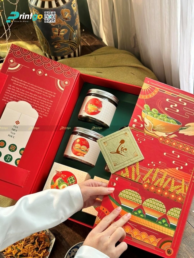 Hộp quà tết ấn tượng với logo cứng nổi Hộp quà tết ấn tượng với logo cứng nổi