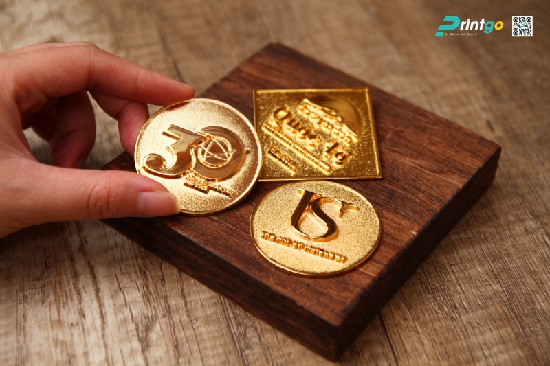 Phụ kiện & logo nổi – “chấm son” tạo điểm nhấn khác biệt Phụ kiện & logo nổi – “chấm son” tạo điểm nhấn khác biệt