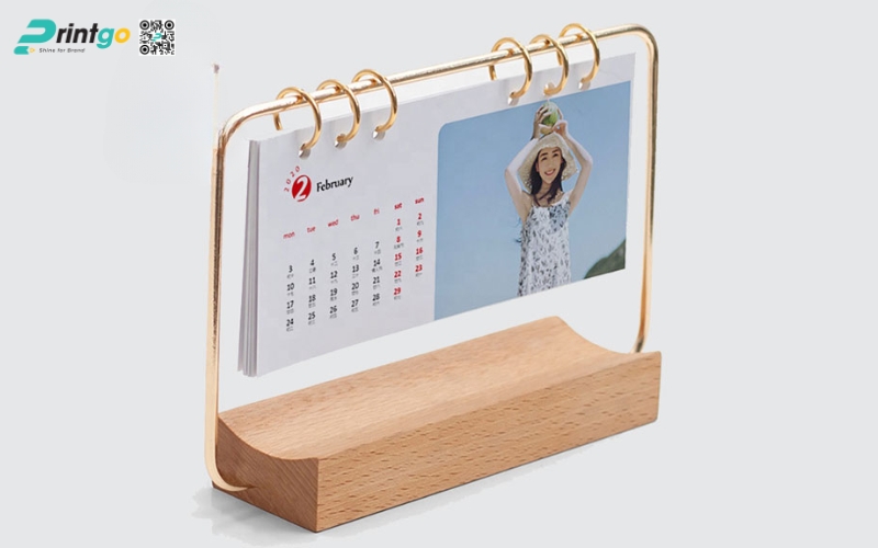 Mẫu lịch để bàn độc đáo khung kim loại Mẫu lịch để bàn độc đáo khung kim loại