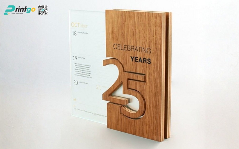 Mẫu lịch để bàn độc đáo đế gỗ Mẫu lịch để bàn độc đáo đế gỗ