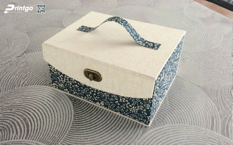 Mẫu hộp quà tết có quai xách bằng vải Mẫu hộp quà tết có quai xách bằng vải