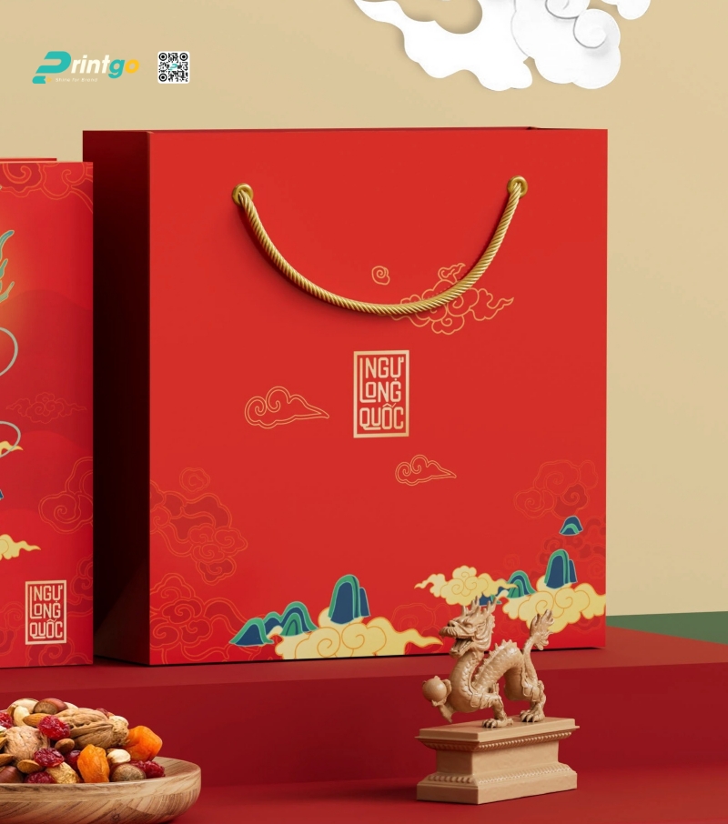 Mẫu túi giấy đựng quà tết màu đỏ Ngự Long Quốc do Printgo thiết kế và in ấn Mẫu túi giấy đựng quà tết màu đỏ Ngự Long Quốc do Printgo thiết kế và in ấn