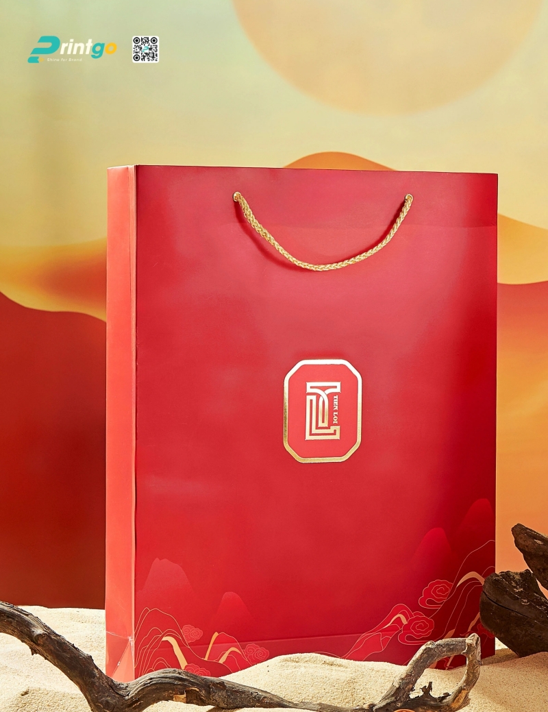 Mẫu túi giấy đựng quà tết màu đỏ của Tiến Lợi do Printgo thiết kế và in ấn Mẫu túi giấy đựng quà tết màu đỏ của Tiến Lợi do Printgo thiết kế và in ấn
